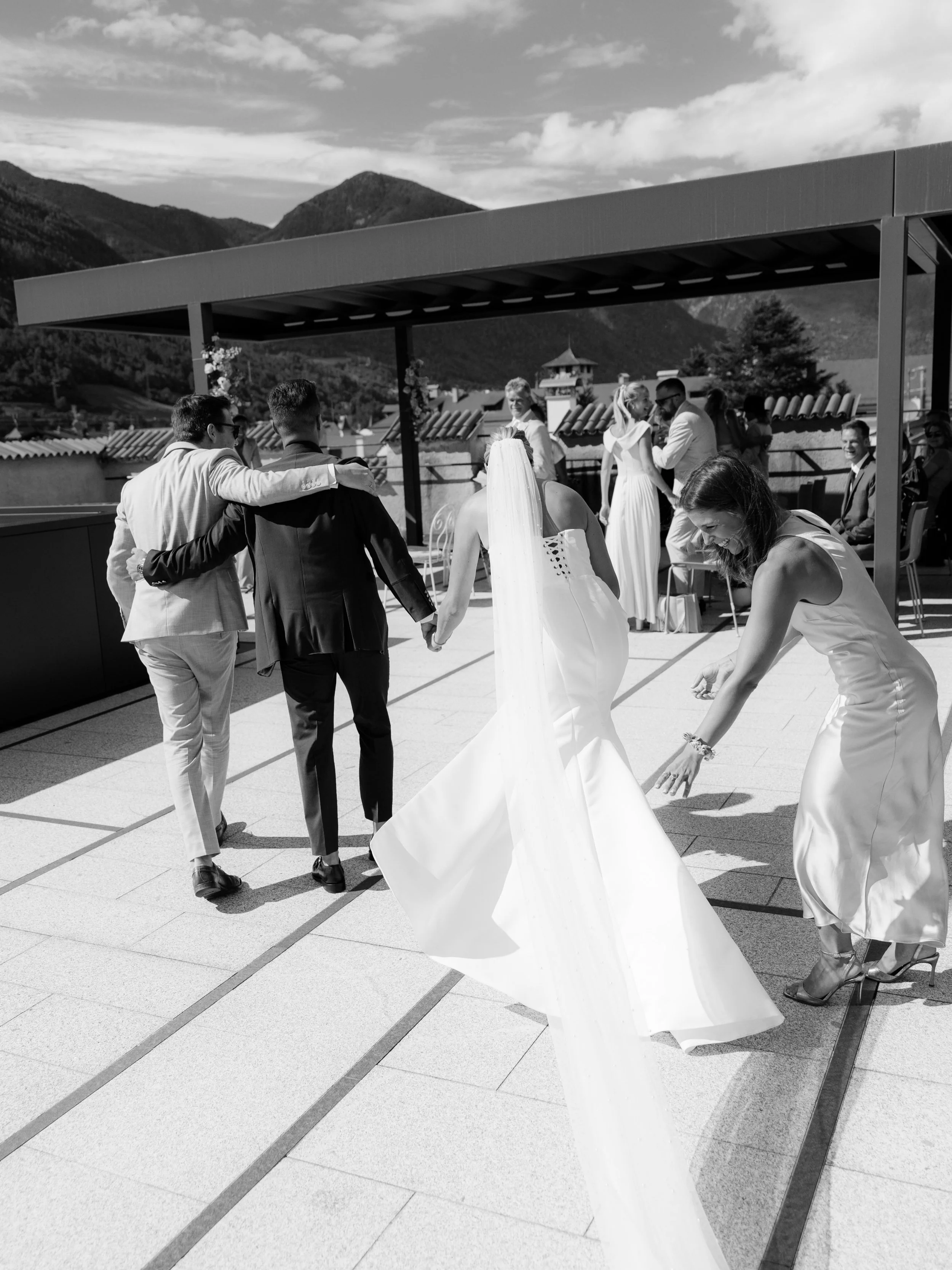 This moment you won&rsquo;t find on your Wedding Pinterest Board. 🤍

&hellip;aber genau solche Momente liebe ich. Wenn die Aufregung so gro&szlig; ist, dass man einfach zu fr&uuml;h aus der eigenen Trauung marschiert. 

Echte Emotionen, ehrliche Aug