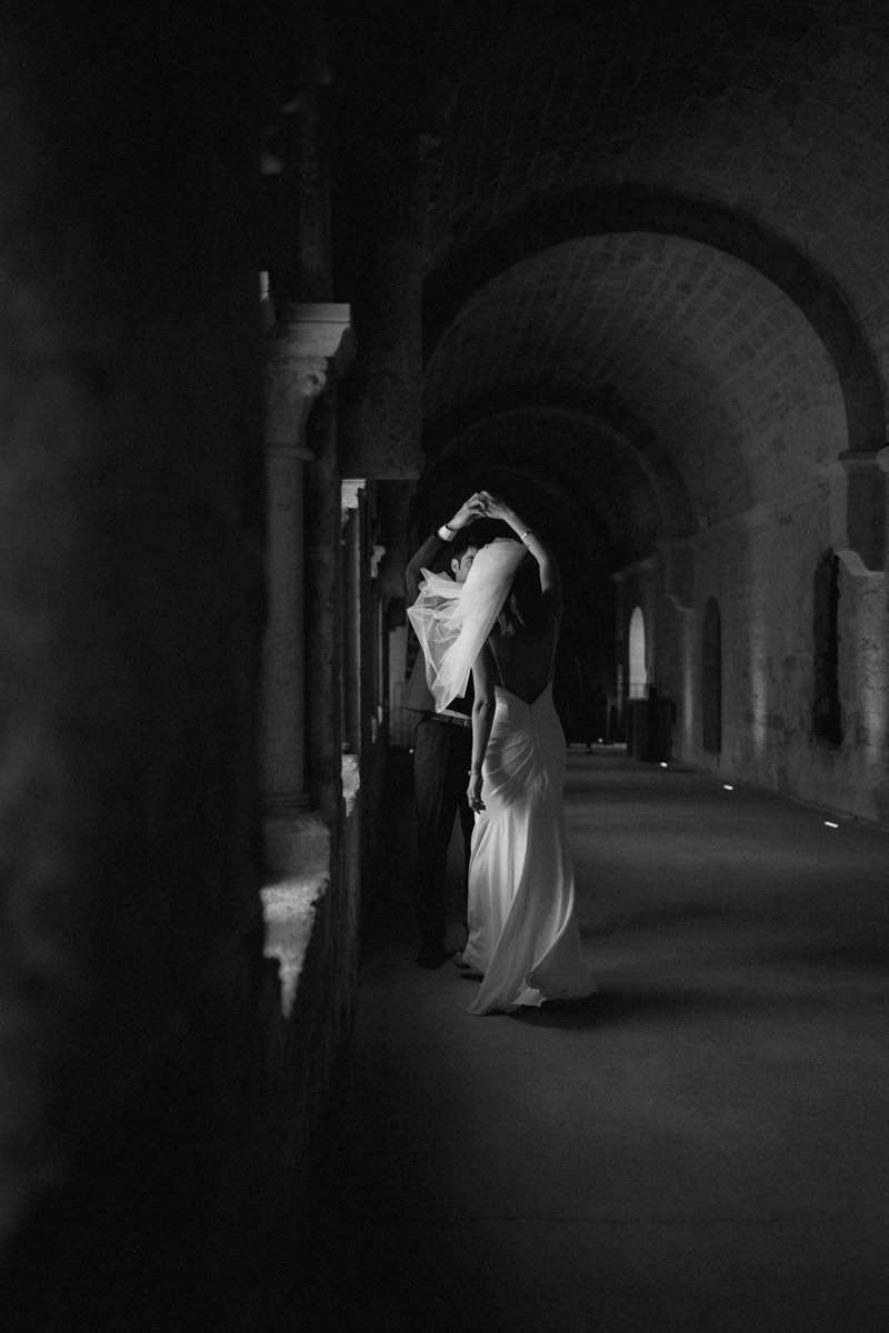 photographe-mariage-83-cloitre-noir-blanc.jpg