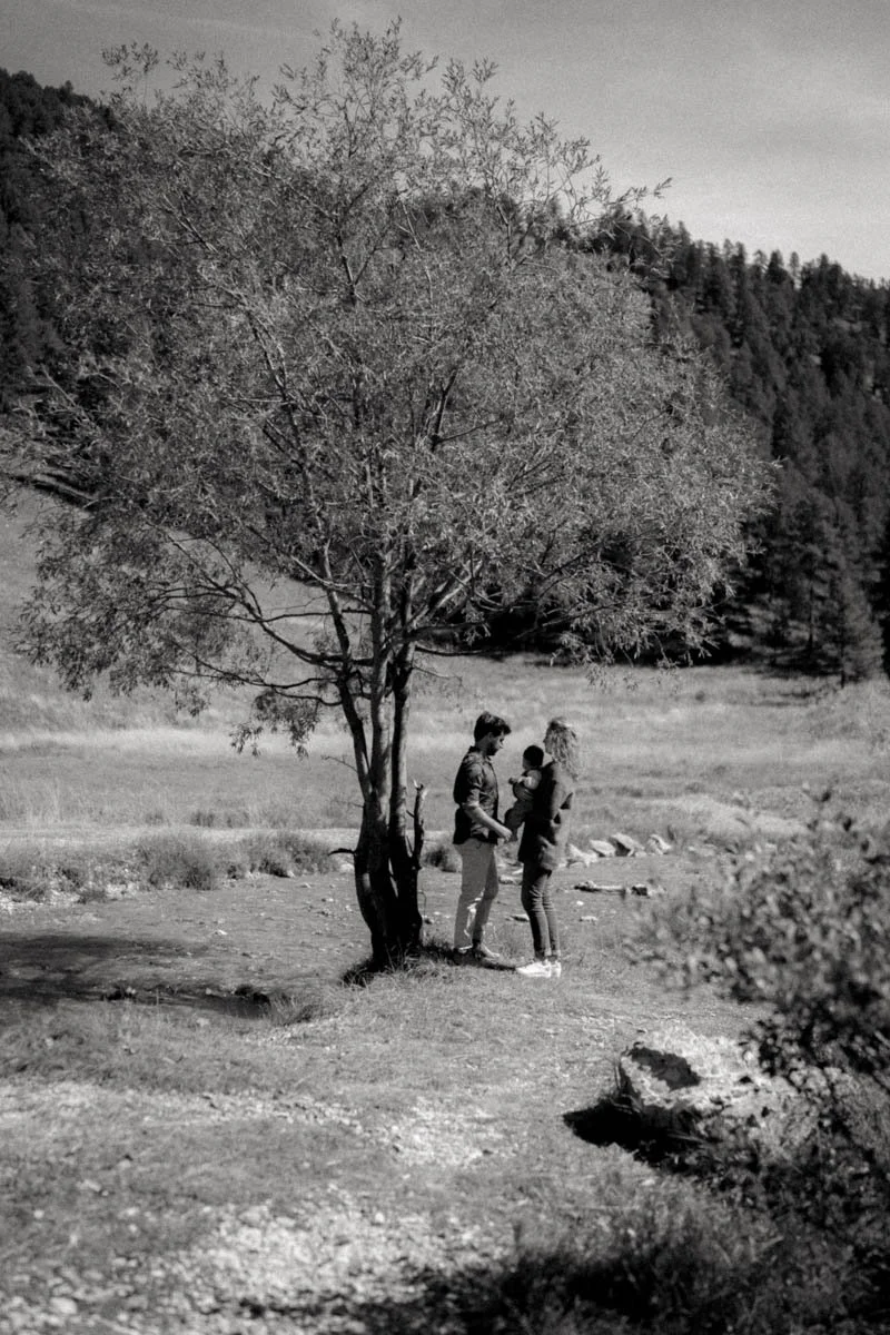 photographe-famille-hautes-alpes-noir-blanc-montagne.jpg