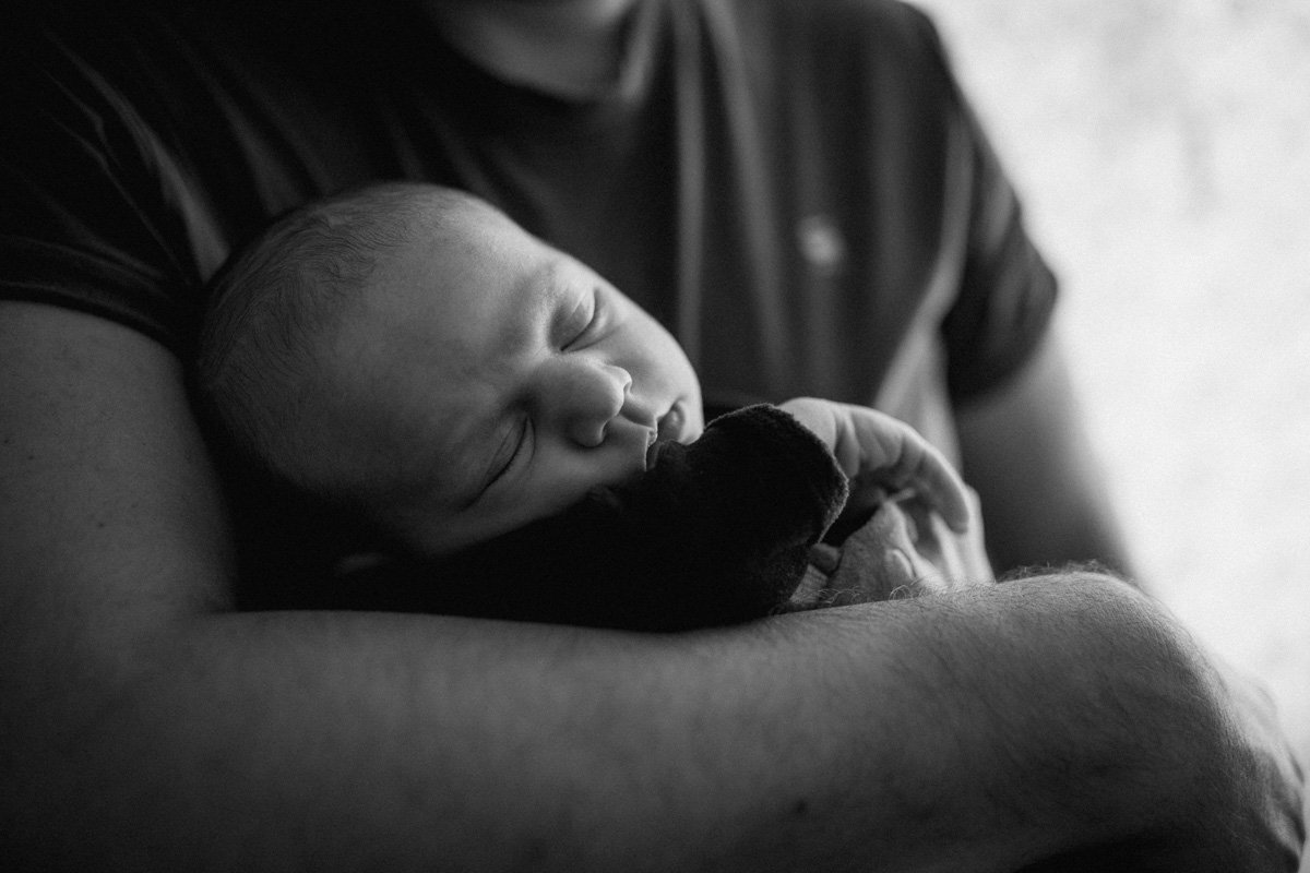 photographe-naissance-briancon-noir-blanc-papa.jpg