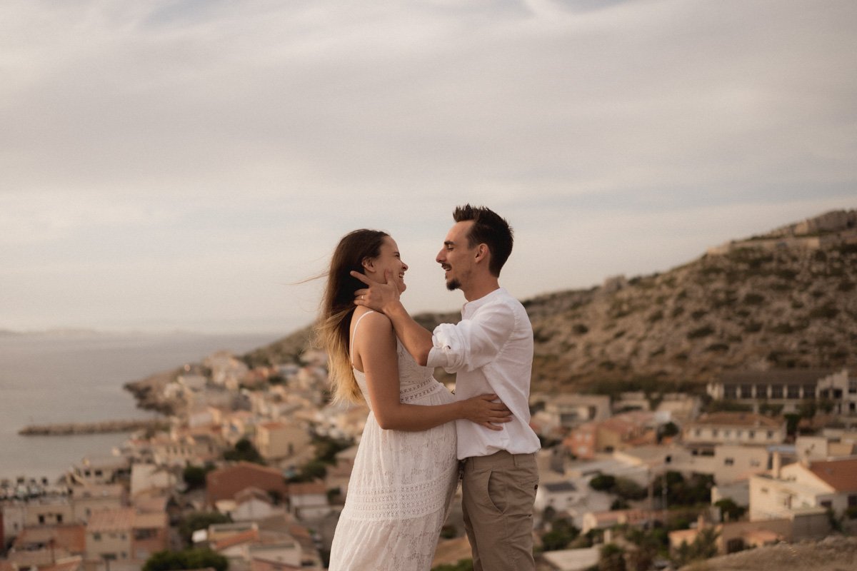 photographe-grossesse-alpes-maritimes-plage-village-goudes.jpg