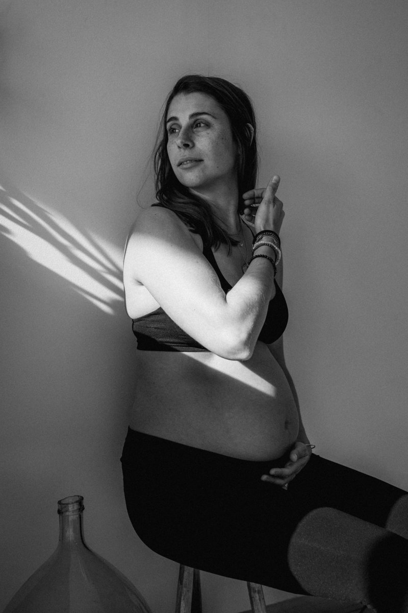 photographe-grossesse-femme-noir-blanc.jpg