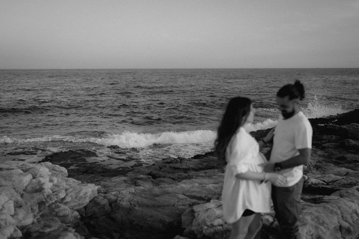 photo-grossesse-plage-rocher-noir-blanc.jpg