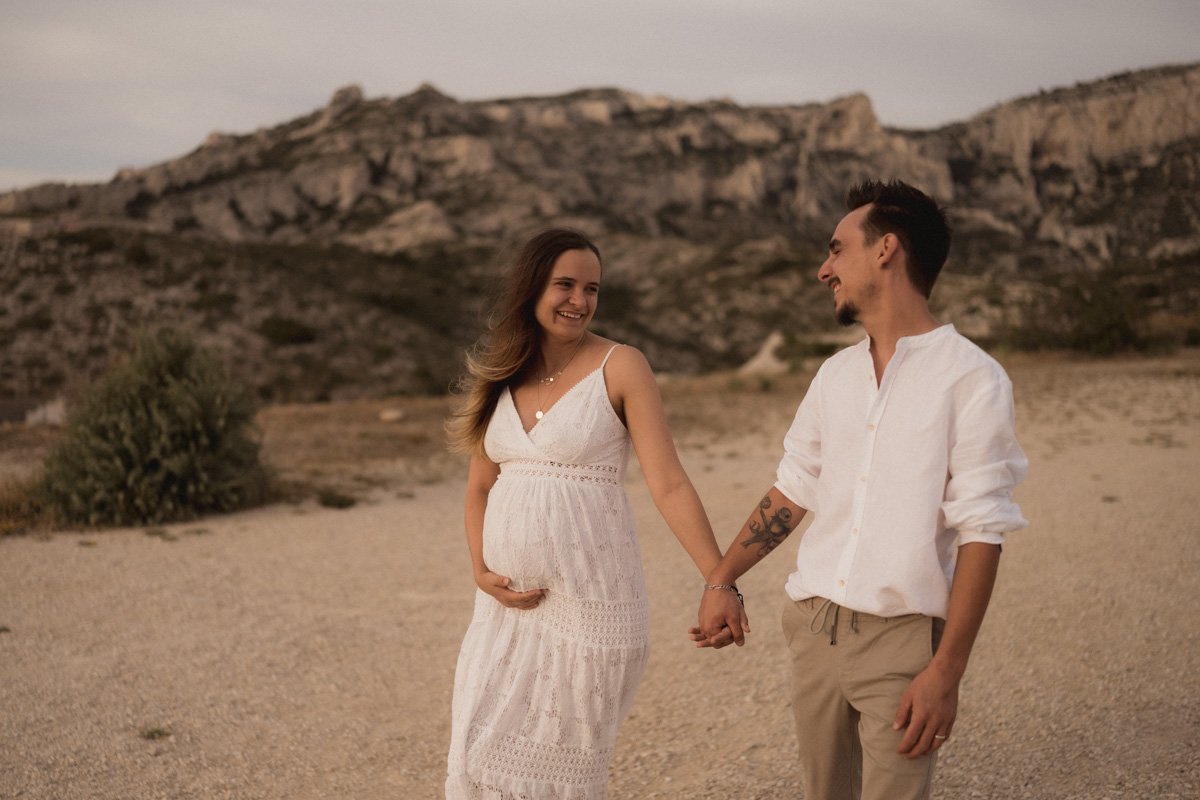 shooting-grossesse-plage-couple-calanques.jpg