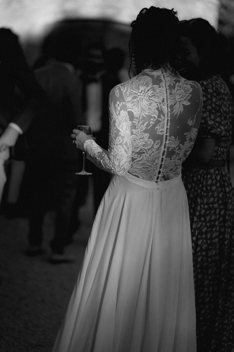photographe-mariage-provence-robe-dentelle.jpg