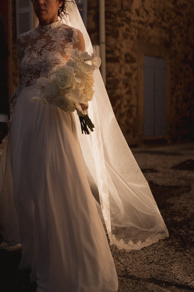photographe-mariage-provence-village-voile-mariee.jpg