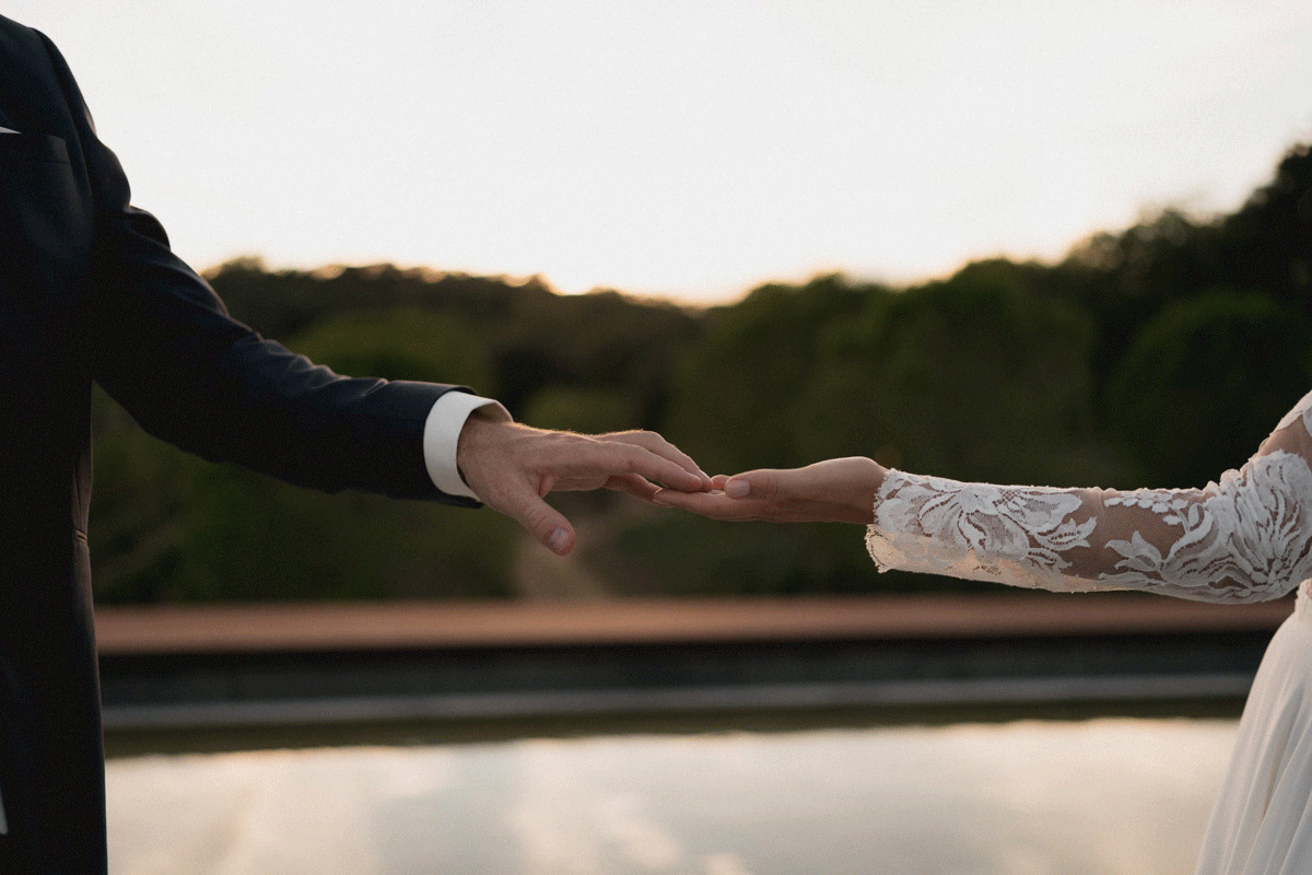 photographe-mariage-provence-couple-mains.gif