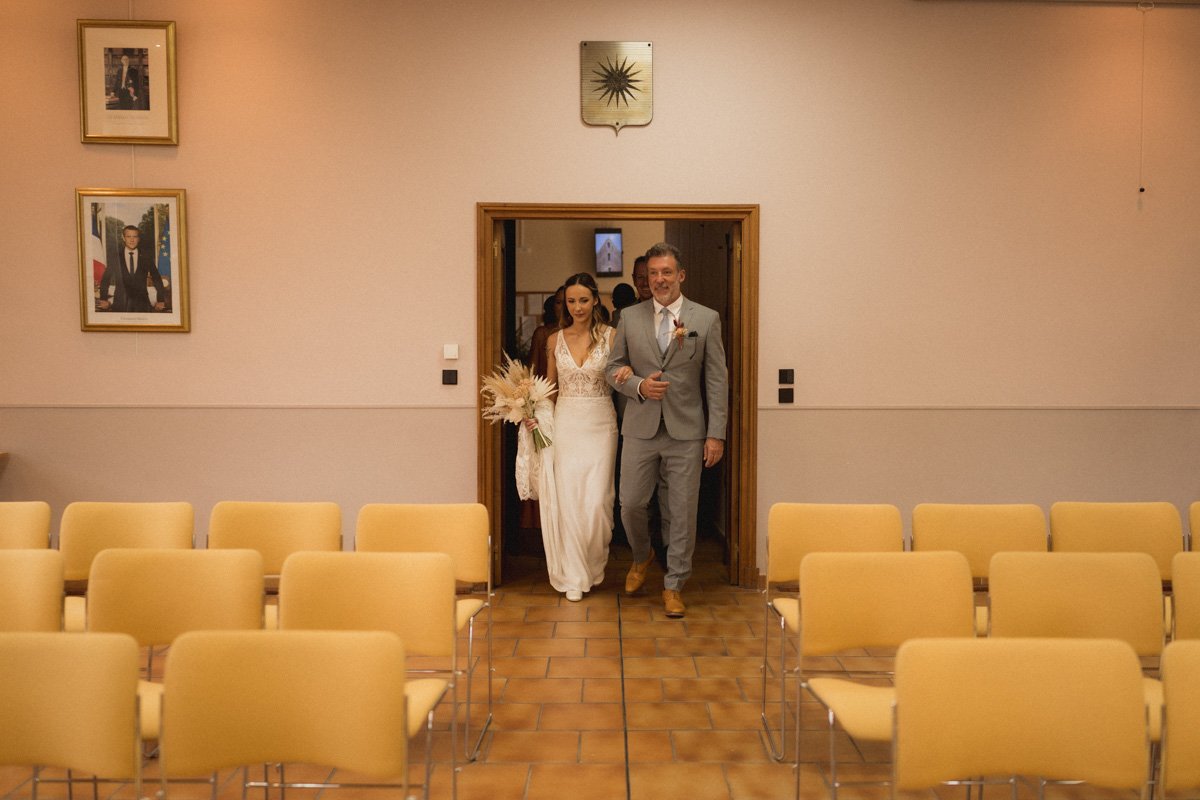 photographe-mariage-marseille-entree-mairie.jpg