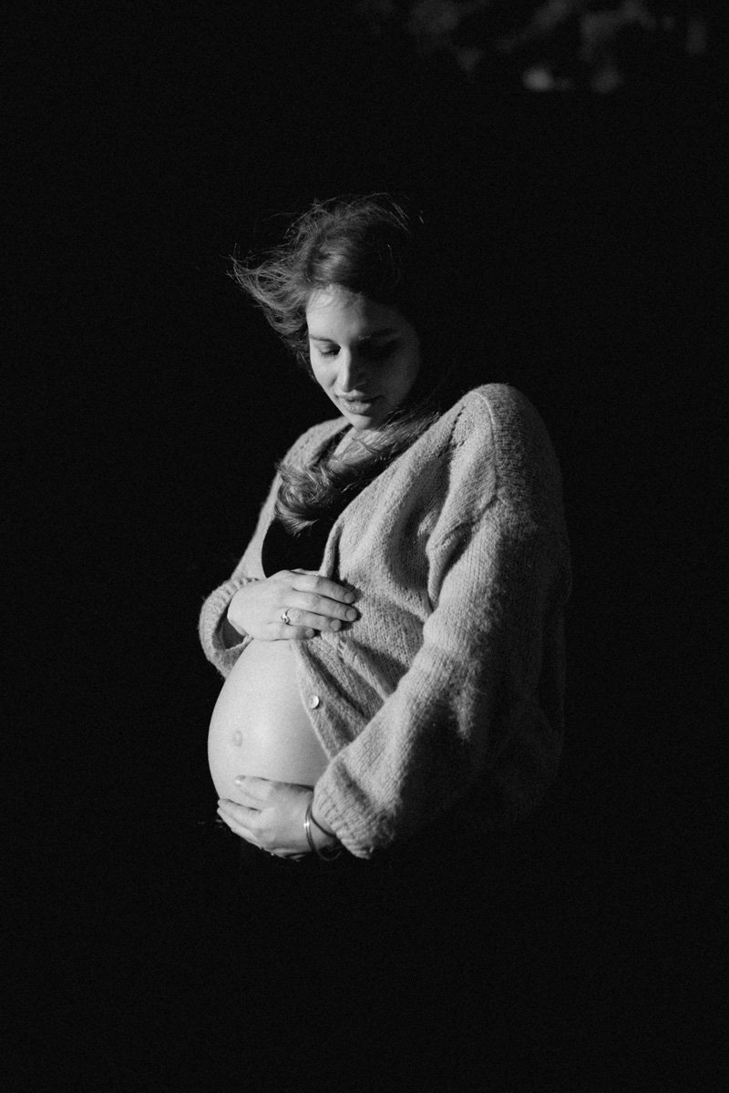 photographe-grossesse-aix-en-provence-clair-obscur-noir-blanc.jpg
