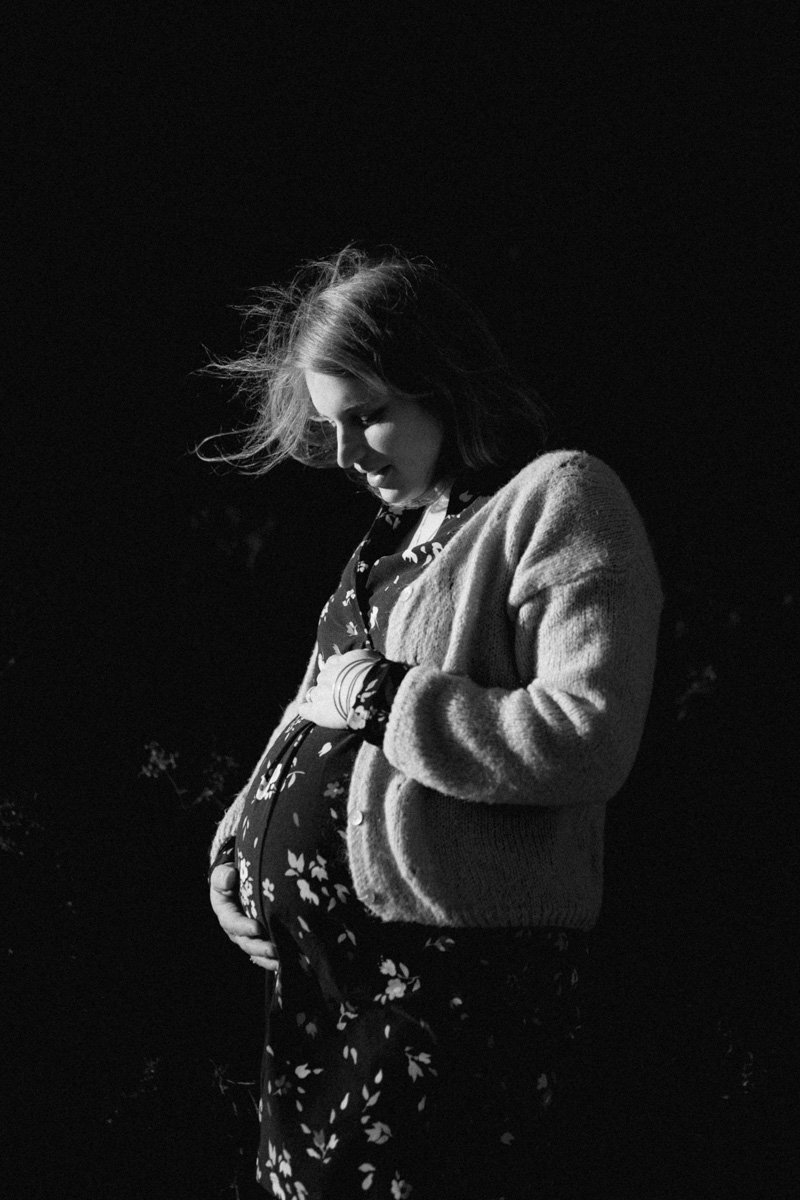photographe-grossesse-aix-en-provence-noir-blanc-clair-obscur.jpg