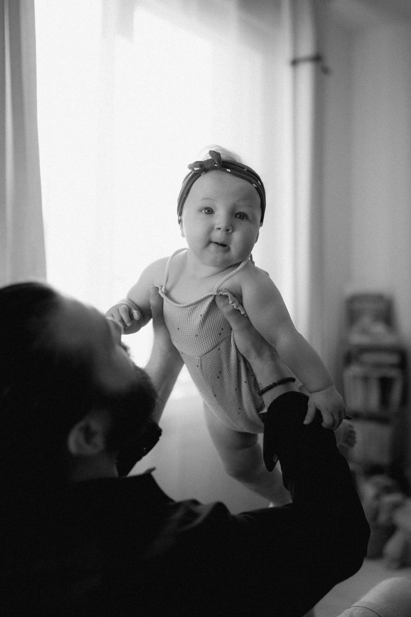 photographe-naissance-marseille-noir-blanc.jpg
