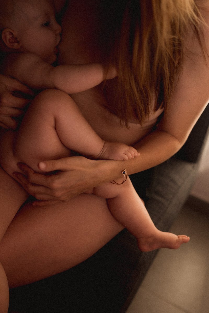 photographe-naissance-marseille-allaitement-detail.jpg