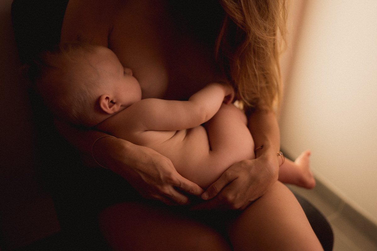 photographe-naissance-marseille-allaitement-peau-a-peau.jpg