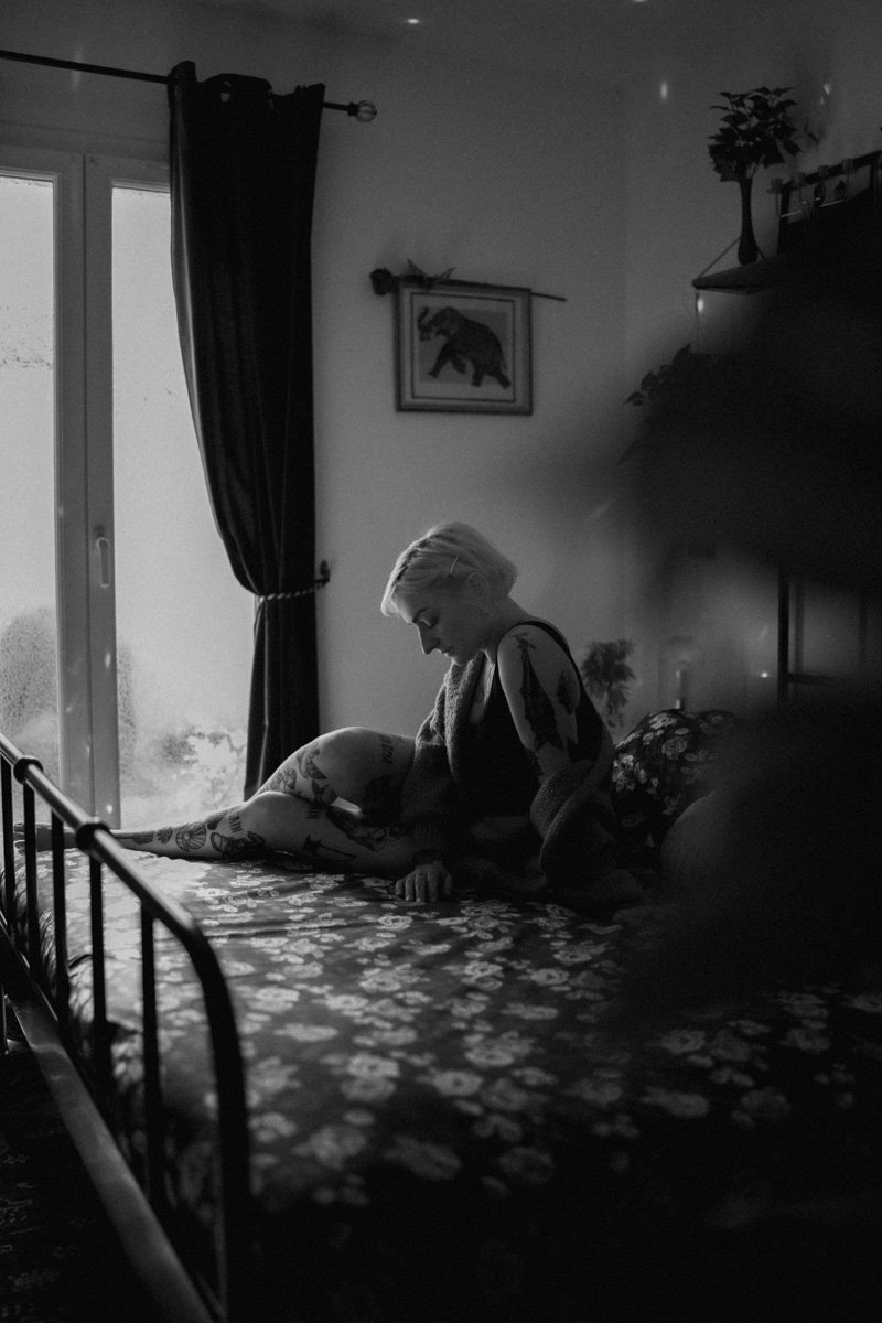 photographe-portrait-marseille-noir-blanc-lumiere-naturelle.jpg