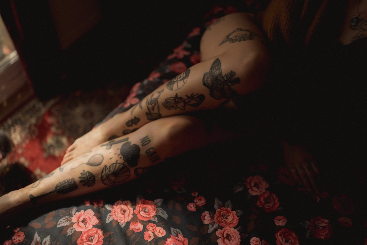photographe-portrait-marseille-femme-tatouee-lumiere-naturelle.jpg
