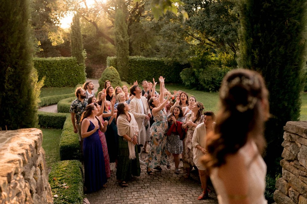 photographe-mariage-lancer-bouquet-femmes.jpg