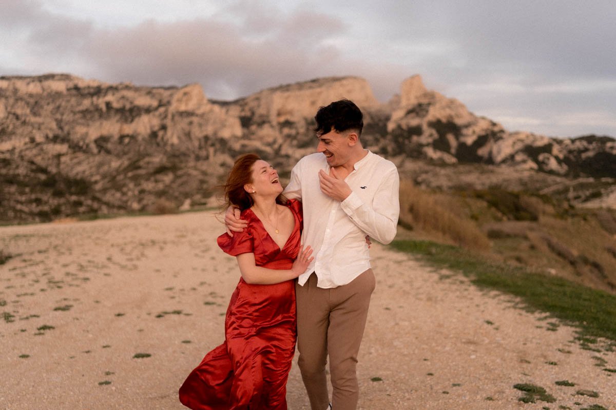 shooting-photo-marseille-couple-calanques-paysage.jpg