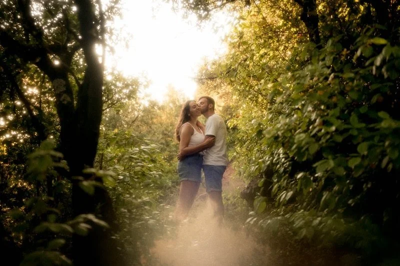 Derni&egrave;rement je suis all&eacute; dans le Gard pour rencontrer ces amoureux, et on a fini par crapahuter dans la for&ecirc;t jusqu&rsquo;au rocher o&ugrave; Paul a fait sa demande &agrave; Anais. C&rsquo;est romantique &agrave; fond!! 
Ils se m