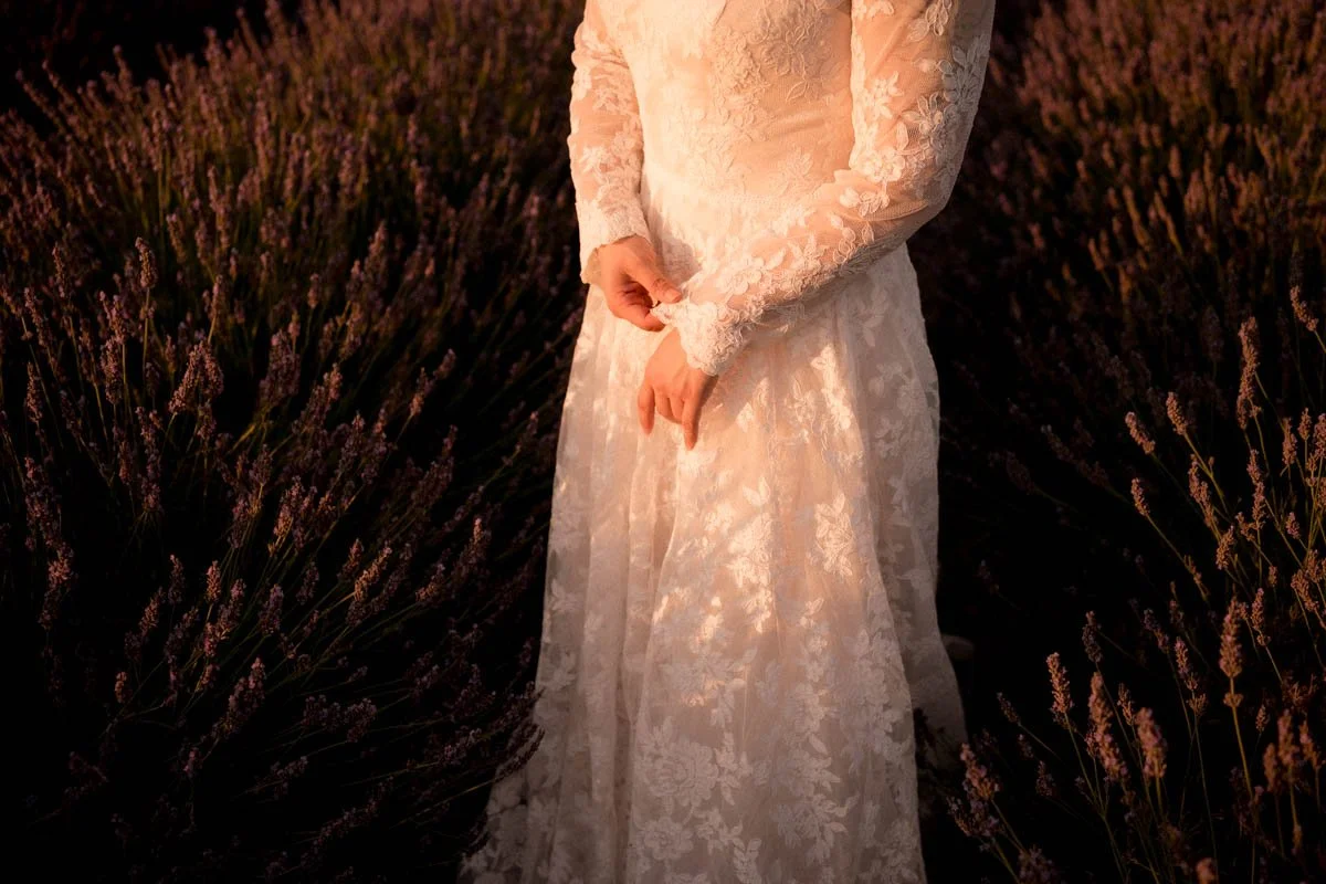 mariage-petit-comite-provence-mariee-portait-lavande.jpg