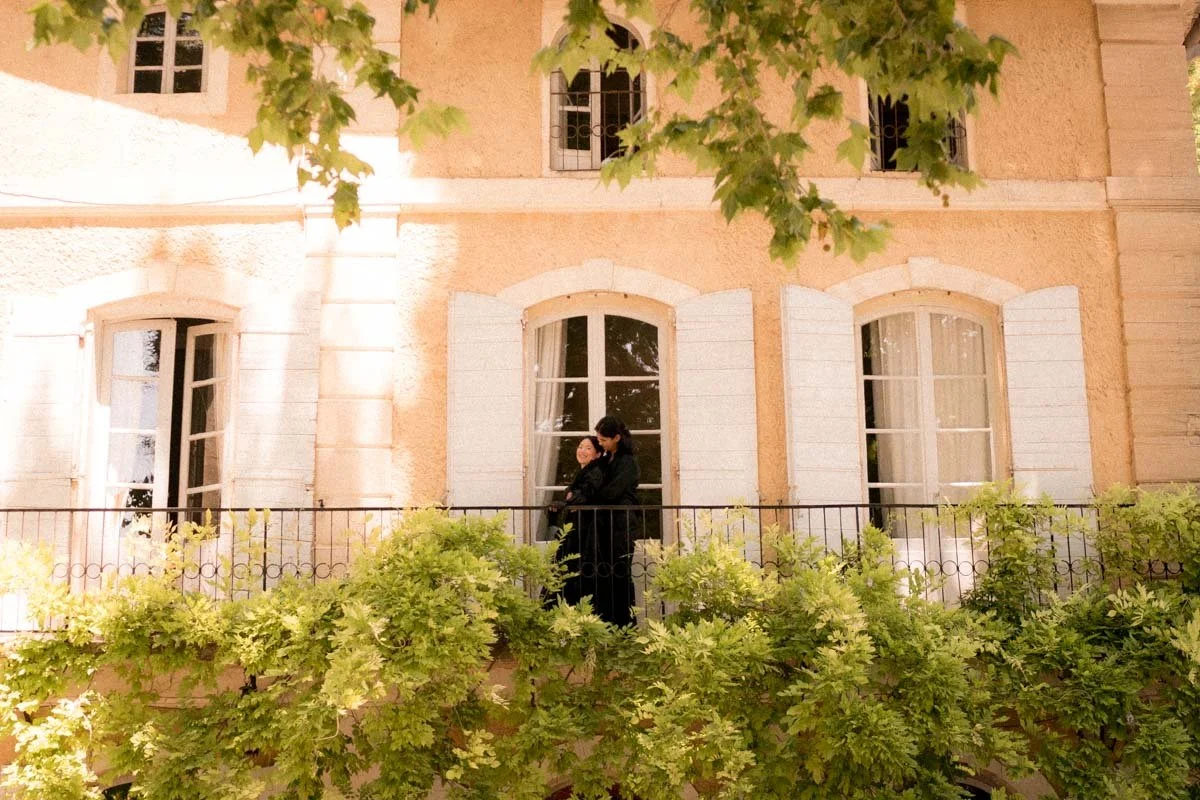 mariage-petit-comite-provence-robe-noire-chateau.jpg