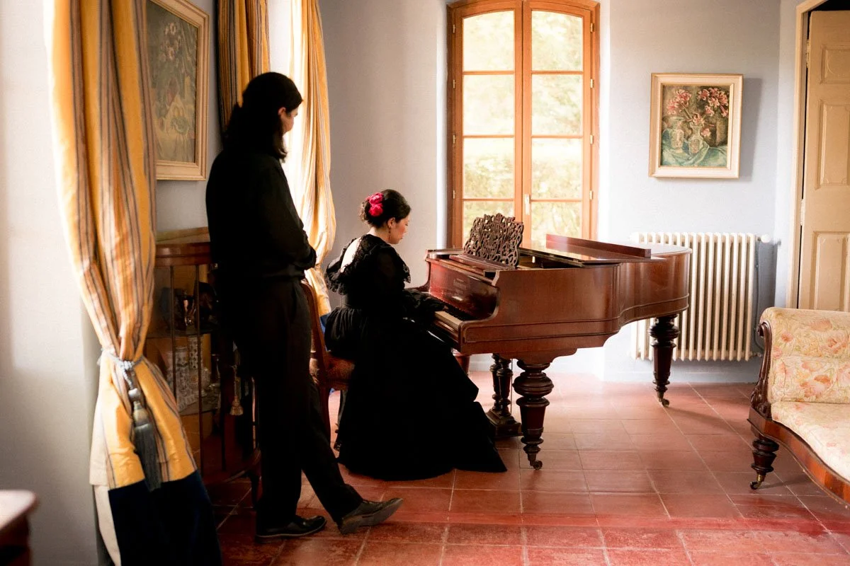 mariage-petit-comite-provence-couple-piano.jpg
