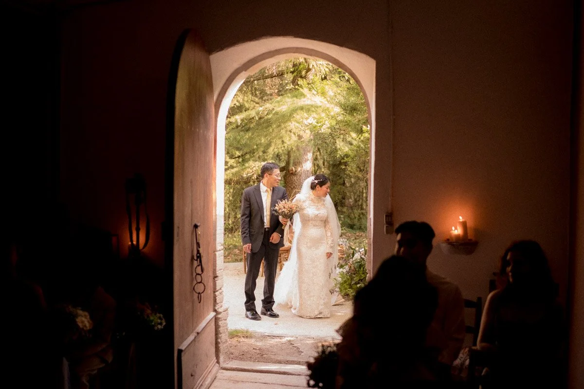 mariage-petit-comite-provence-entree-chapelle.jpg