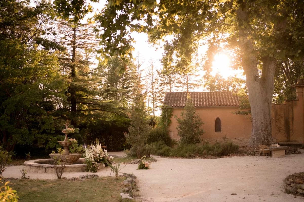 mariage-petit-comite-provence-chateau-golden-hour.jpg