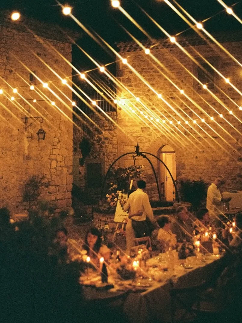 J&rsquo;suis l&agrave;! &Ccedil;a faisait un moment que j&rsquo;avais rien publi&eacute; mais je suis de retour (jusqu&rsquo;&agrave; ce que je redisparaisse hehe)
Avec le mariage de Camille et Charles, les copains des copains. J&rsquo;&eacute;tais c