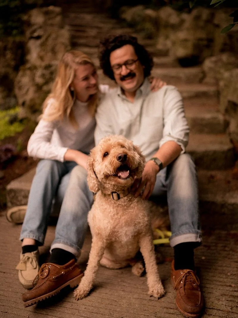 Une petite vir&eacute;e parisienne aux Buttes Chaumont avec Eva et Andres (presque fait voler la vedette par Finn non?) pour la s&eacute;ance couple juste avant le mariage. 
L&rsquo;ambiance ce jour l&agrave; dans le parc &ccedil;a avait ce petit c&o