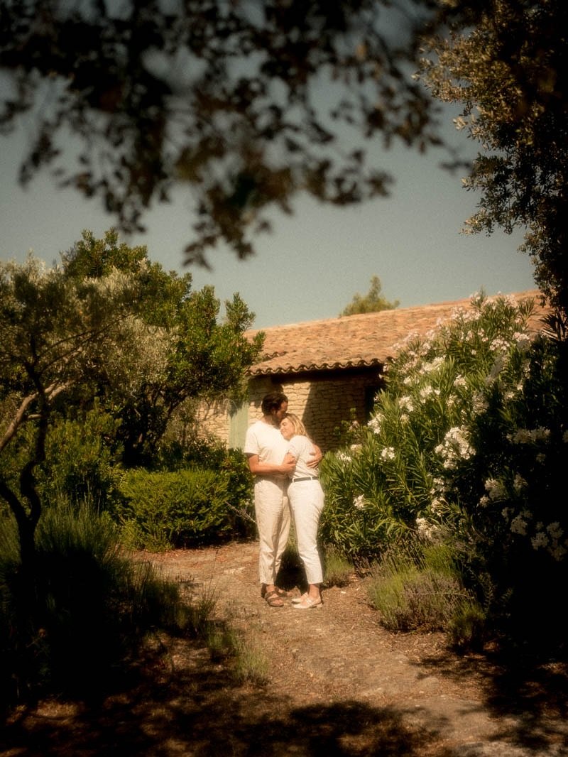 Encore un peu d&rsquo;ambiance proven&ccedil;ale sous le soleil d&rsquo;&eacute;t&eacute; pour la s&eacute;ance engagement de Helene et Henri, avant leur mariage en Normandie :)

#photograoheprovence #mariageprovence #provence #analogwedding