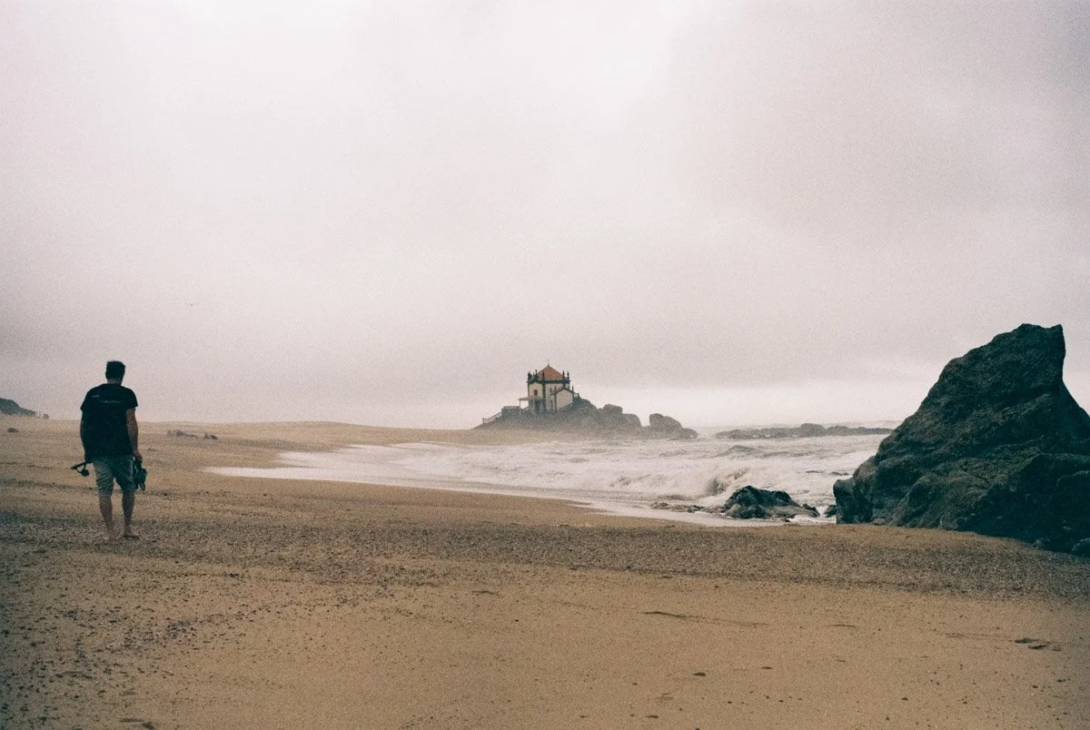 voyage-portugal-photo-argentique-plage-brume-chateau.jpg