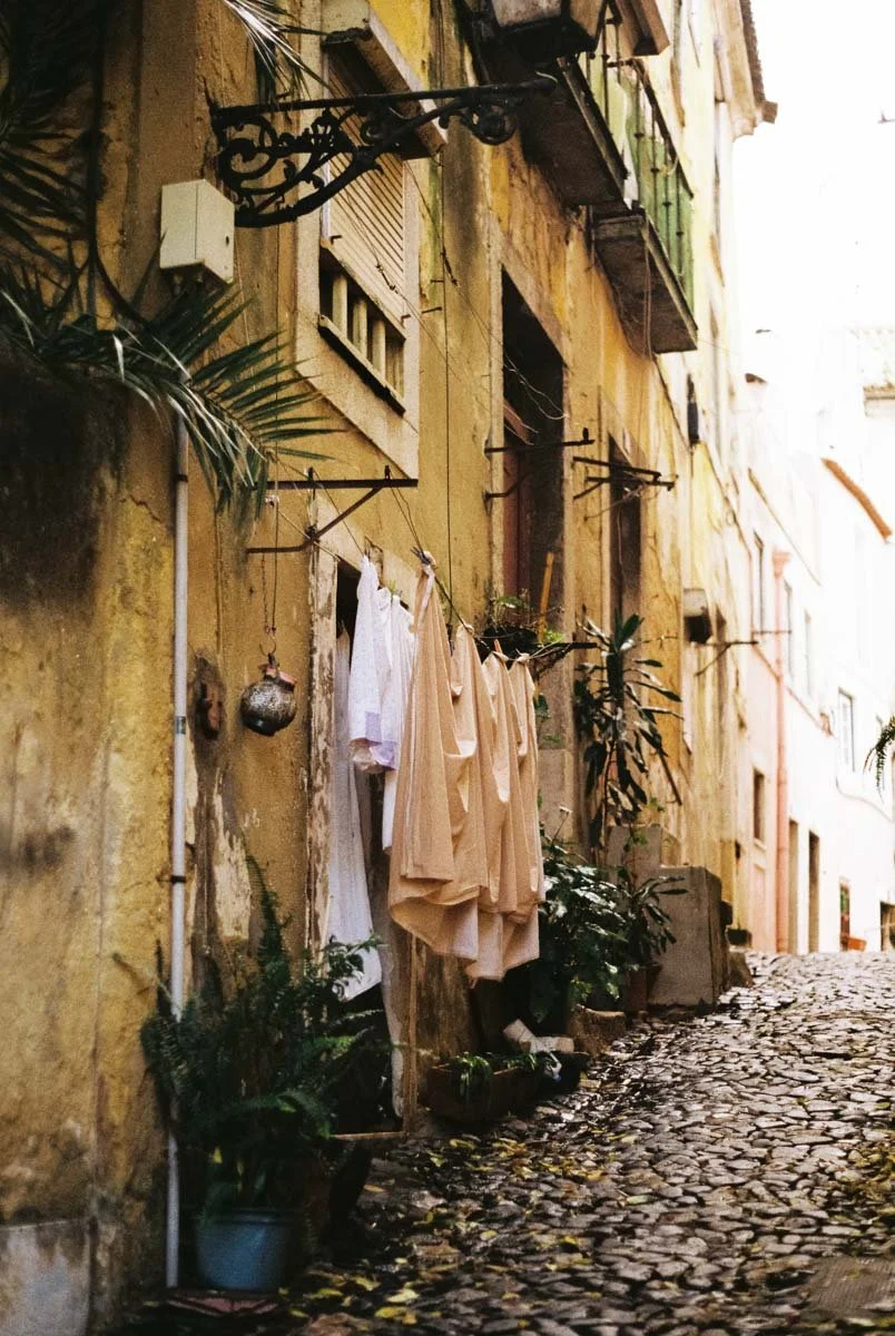 voyage-portugal-photo-argentique-lisbonne-rue-typique.jpg