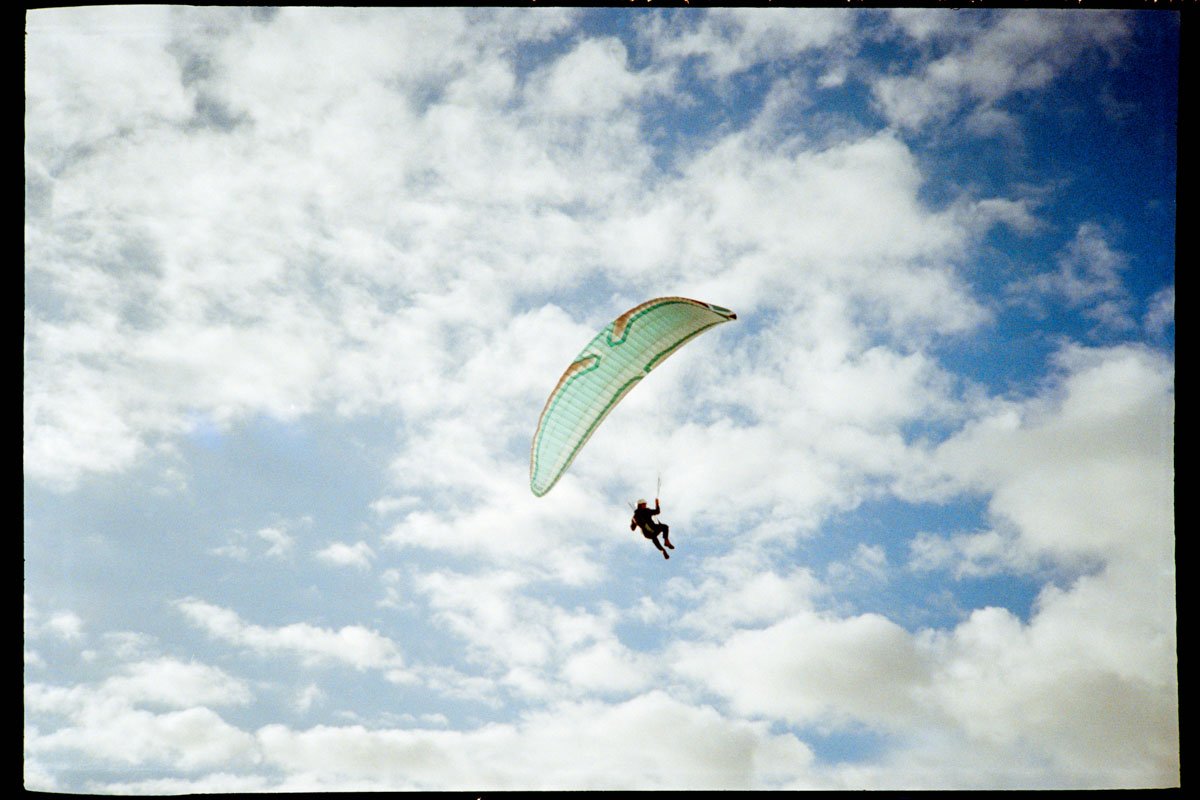 voyage-portugal-photo-argentique-parapente-ciel.jpg