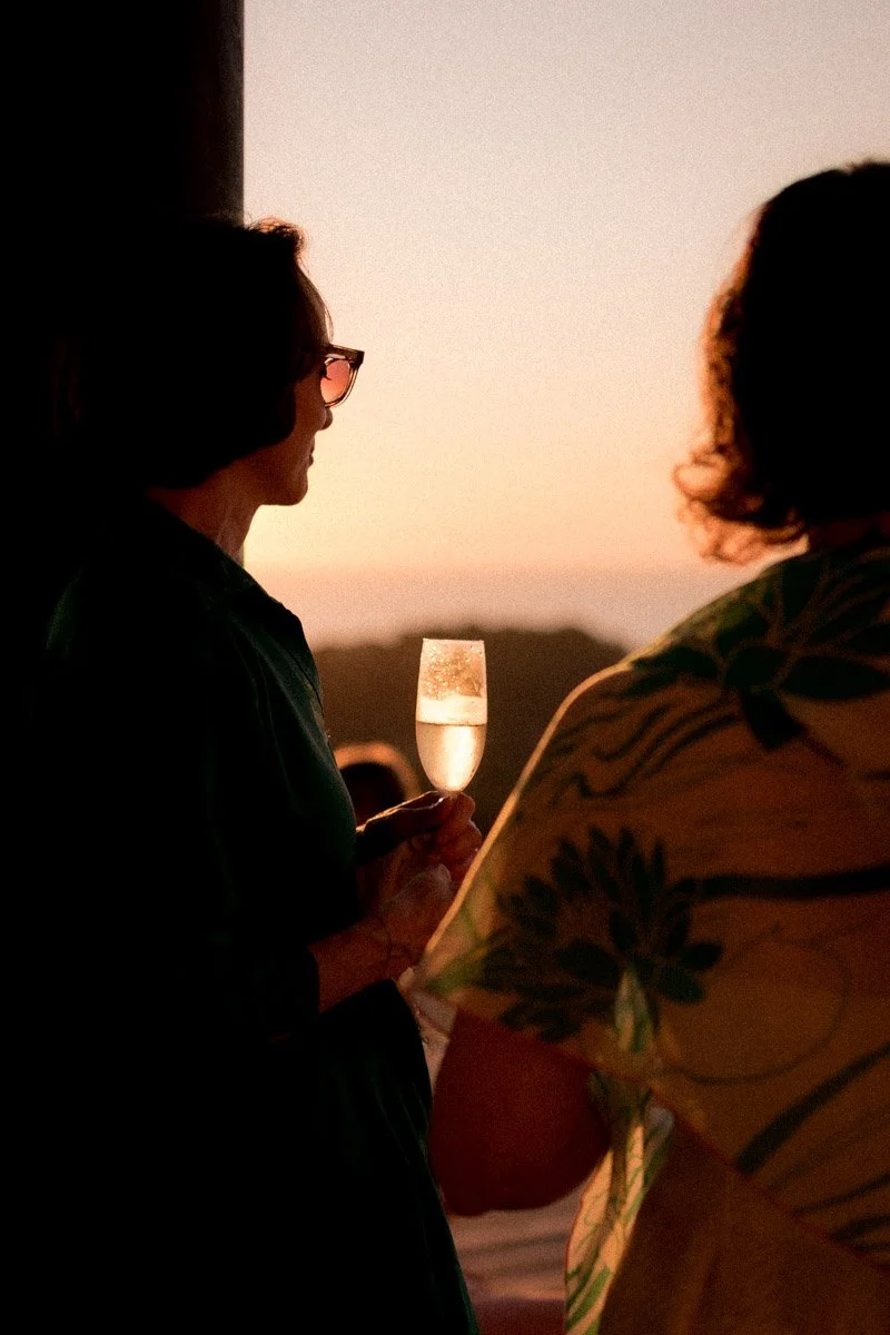 photographe-mariage-corse-apero-golden-hour.jpg