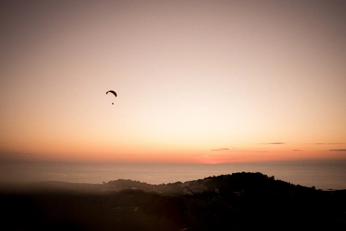photographe-mariage-corse-parapente-coucher-soleil.jpg