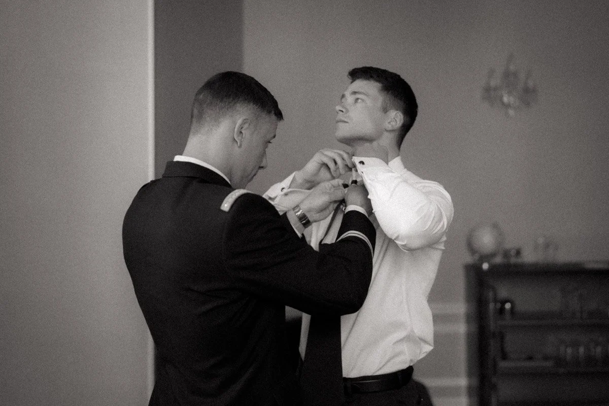 photographe-mariage-paca-preparatifs-noir-blanc-homme.jpg