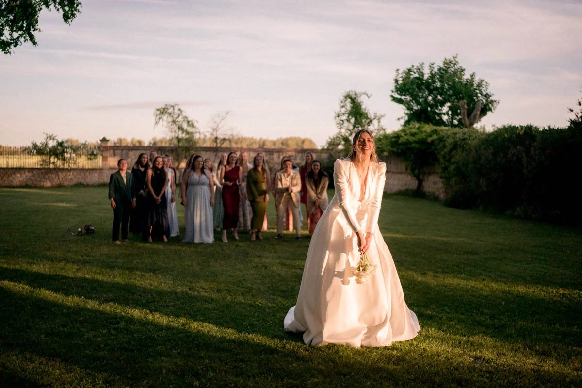 photographe-mariage-paca-lancer-bouquet.jpg