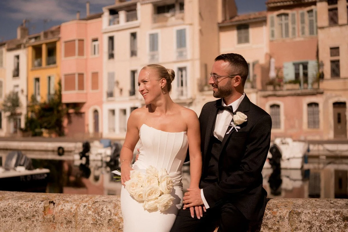 photographe-mariage-gard-elegant-couple-village.jpg
