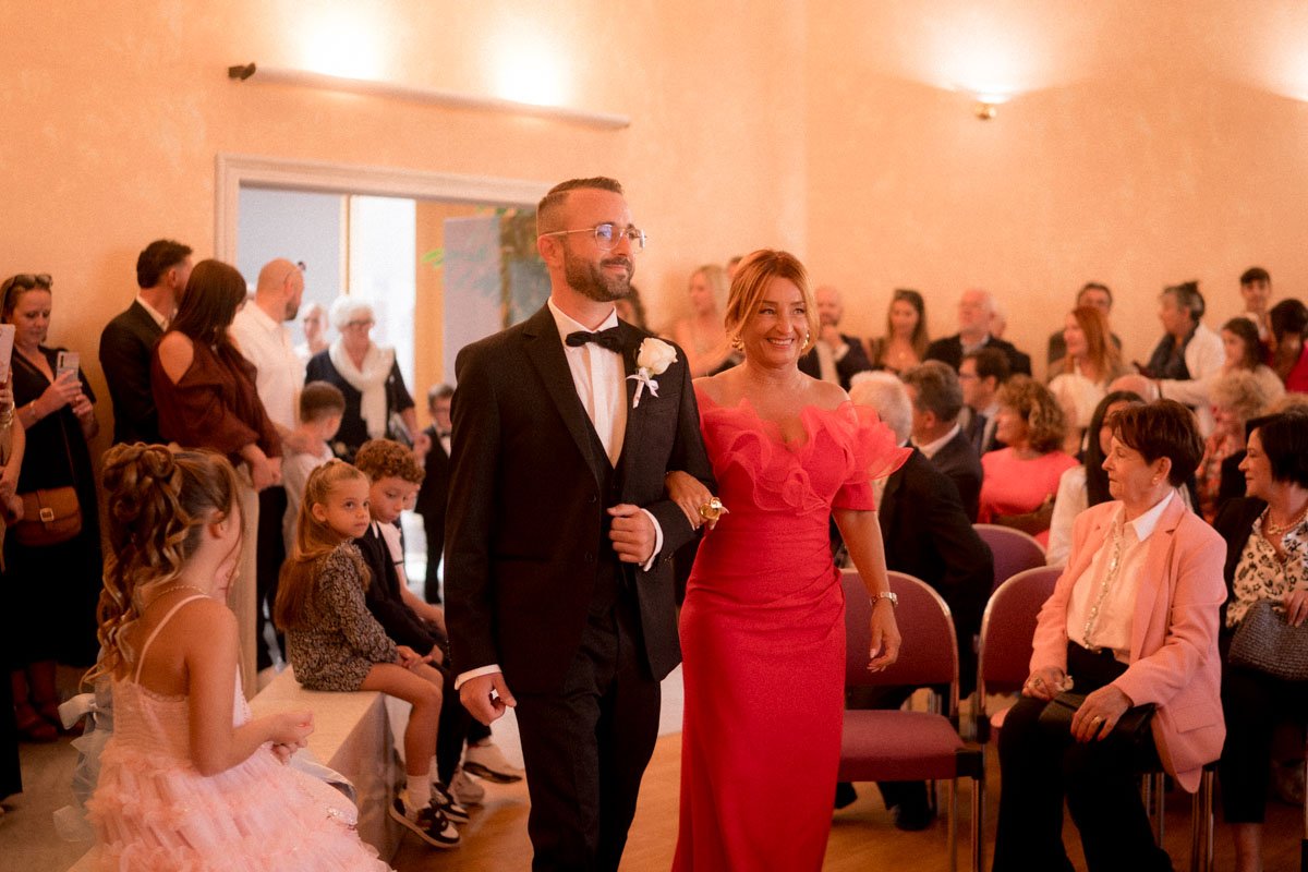 photographe-mariage-gard-elegant-entree-mairie.jpg