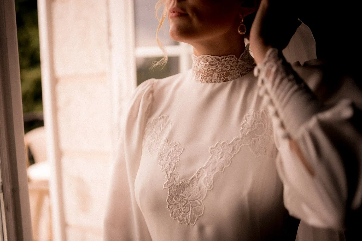 photographe-mariage-normandie-robe-detail-dentelle.jpg