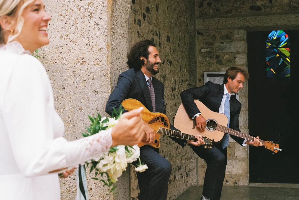 photographe-mariage-normandie-argentique-sortie-eglise-musique.jpg