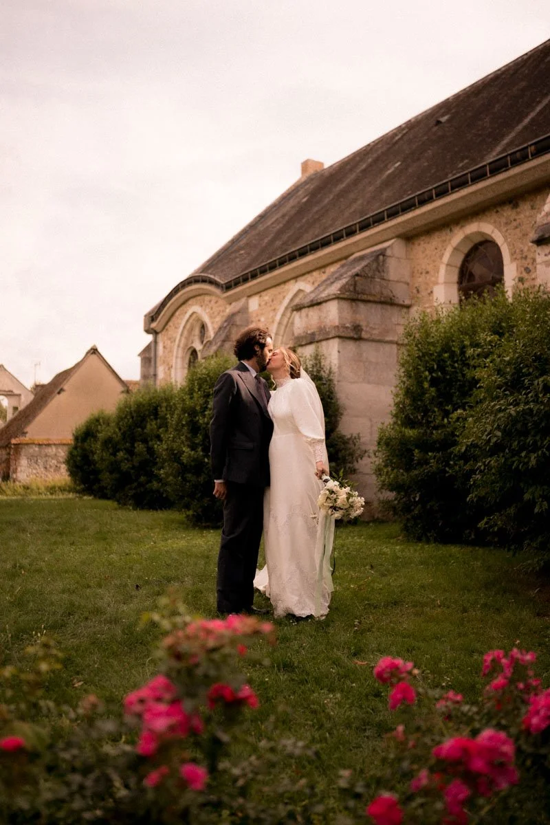 photographe-mariage-normandie-couple-village.jpg