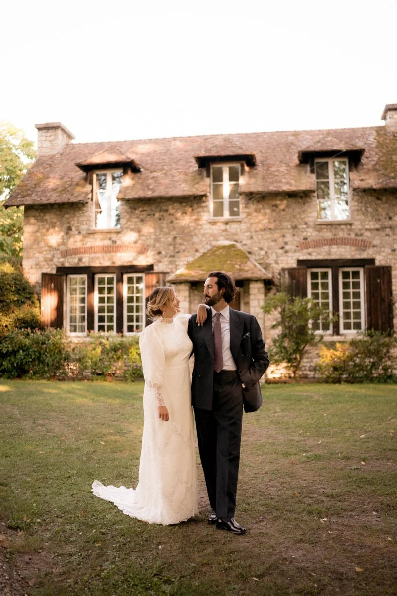 photographe-mariage-normandie-couple-maison-typique.jpg