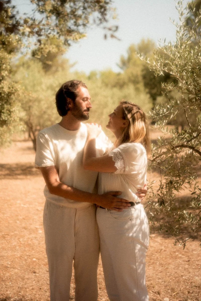 photographe-gordes-oliviers-couple-jardin.jpg