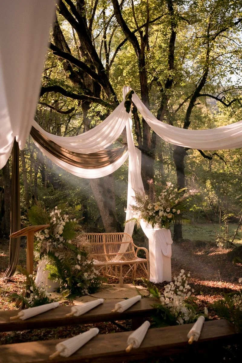 decoration-mariage-foret-ceremonie-ombrelles.jpg