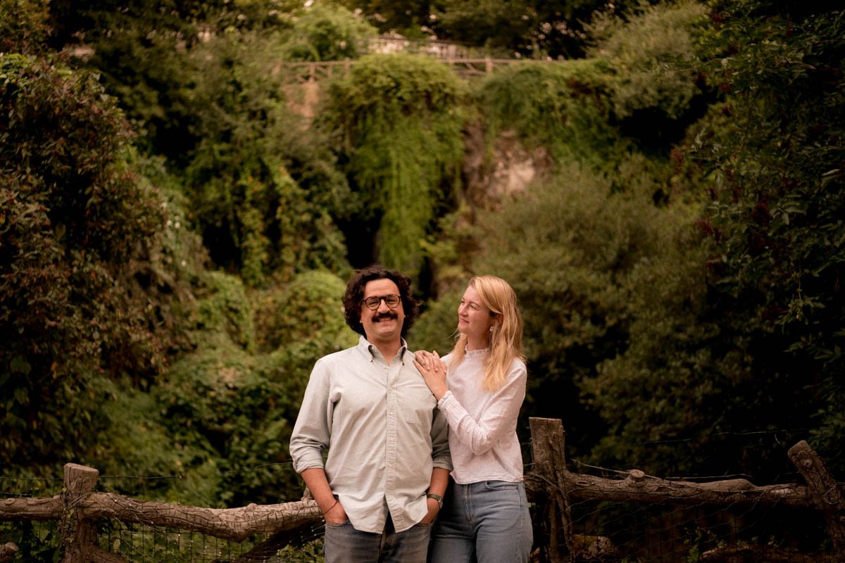 seance-engagement-paris-buttes-chaumont-engagement-couple.jpg