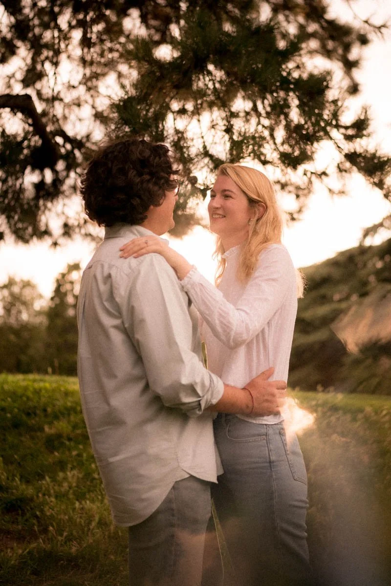 seance-engagement-paris-buttes-chaumont-couple-parc.jpg