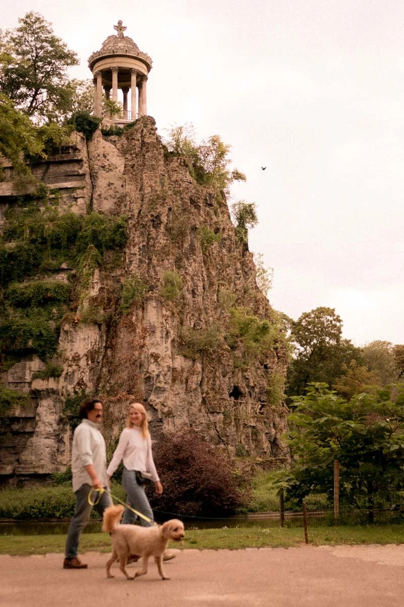 seance-engagement-paris-buttes-chaumont-couple-seance-engagement.jpg