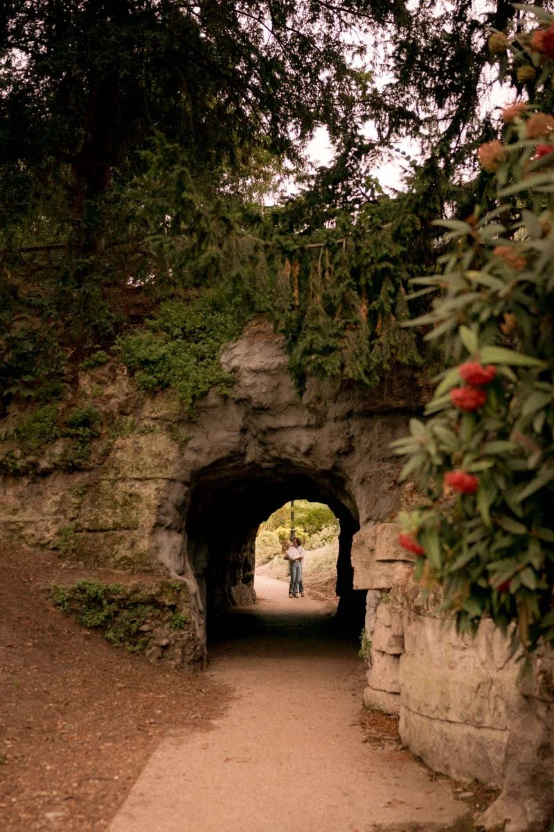 seance-engagement-paris-buttes-chaumont-couple-naturel.jpg