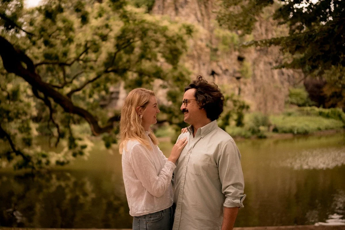 seance-engagement-paris-buttes-chaumont-couple-amour.jpg
